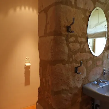 Les Caves Pensionat Ambillou-Château