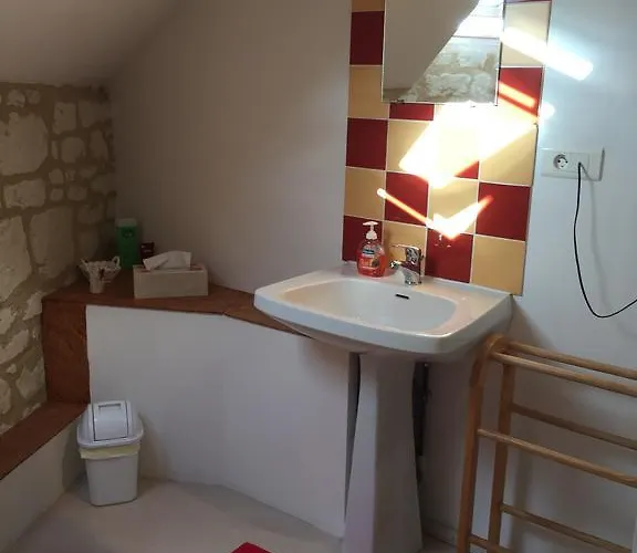 Πανσιόν Les Caves Ambillou-Château